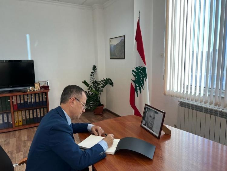 السفير منتصر أبوزيد خلال تدوين تعازيه في السفارة اللبنانية
