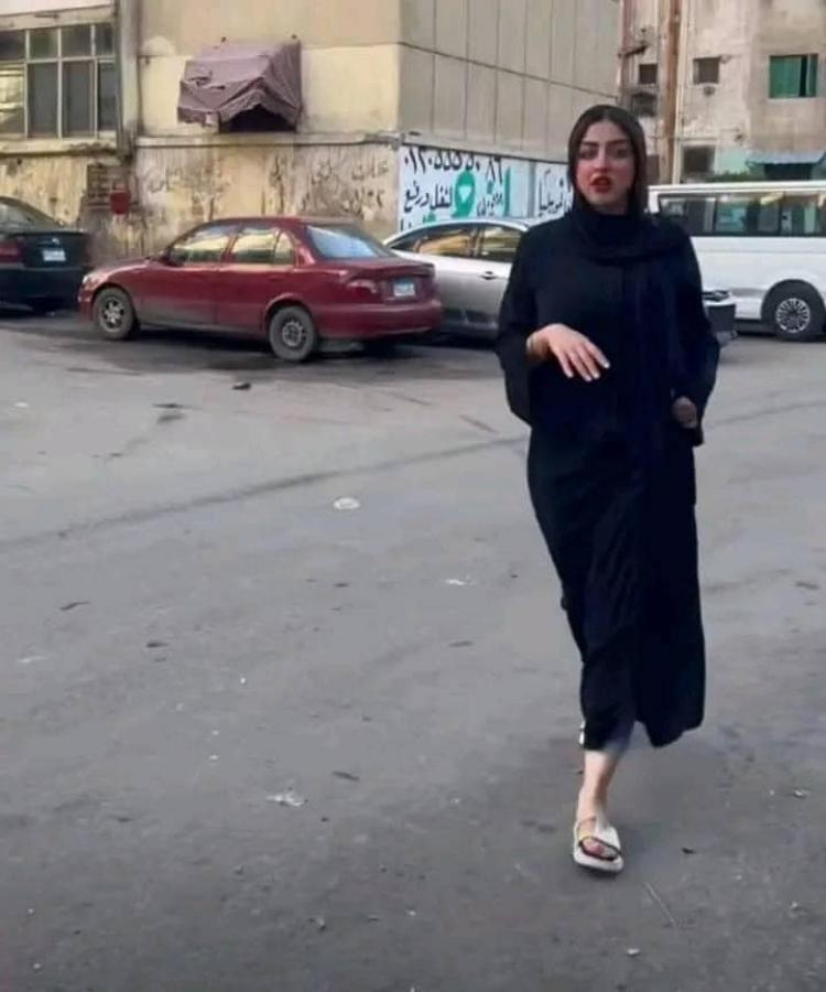 "وردة" فتاة العباءة
