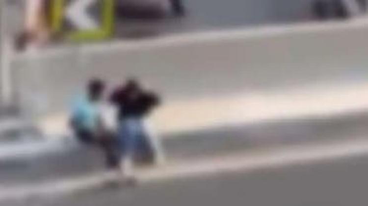 شاب وفتاة على الكوبري