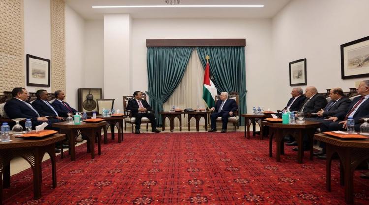 الرئيس عباس خلال اجتماعه