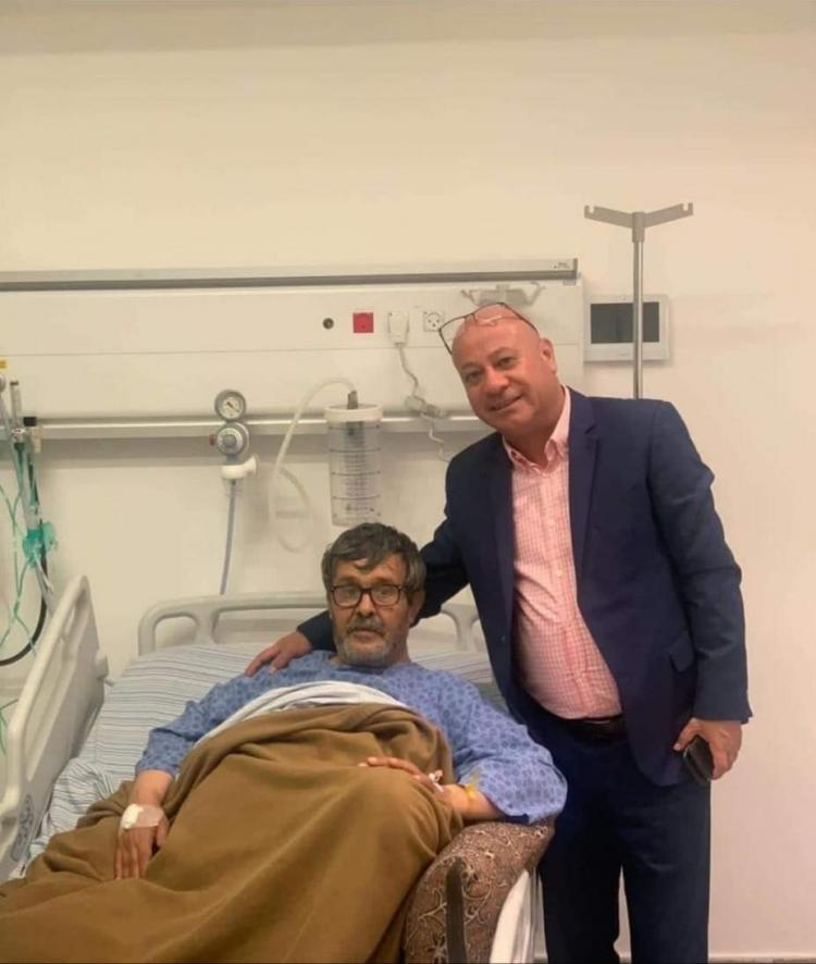عضو اللجنة التنفيذية أحمد أبو هولي مع الفقيد