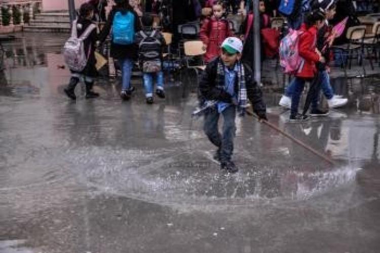 طلاب مدارس في غزة خلال منخفض جوي سابق