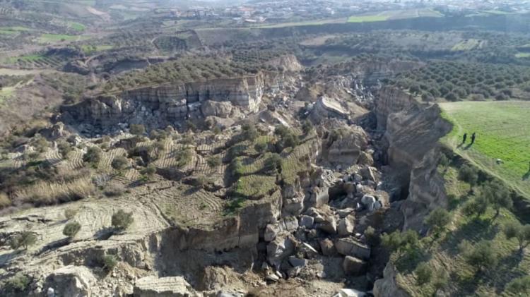 زلزال تركيا المدمر يشطر الجبل