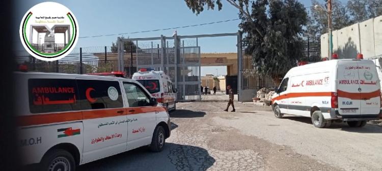 سيارا الاسعاف في انتظار جثامين الضحايا في الجانب الفلسطيني من معبر رفح