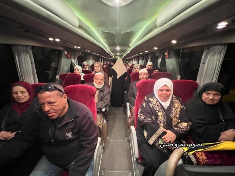 مواطنون من قطاع غزة خلال توجههم للصلاة في المسجد الأقصى