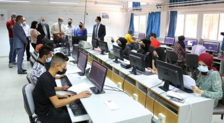 طلبة يؤدون الامتحان الشامل في غزة