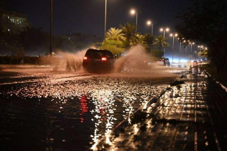 أمطار رعدية وبحيرات بالشوارع