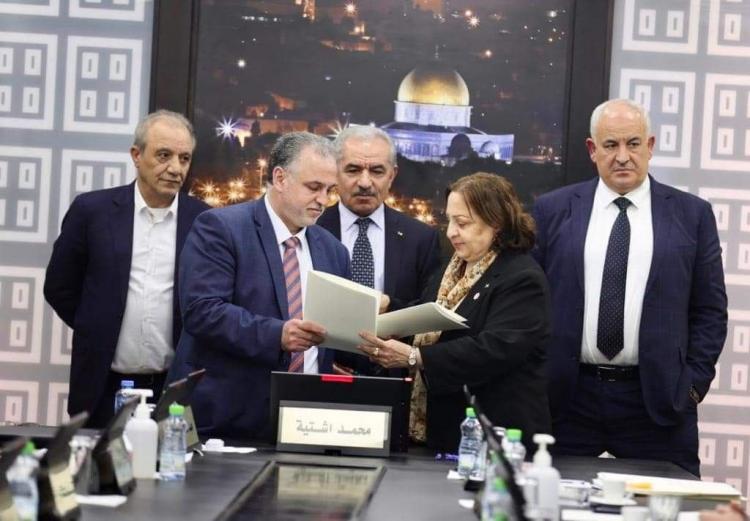 جانب من توقيع الاتفاقيات بين الحكومة والنقابات