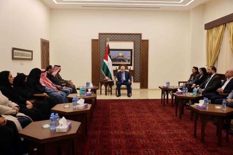 الرئيس الفلسطيني محمود عباس والوفد القطري