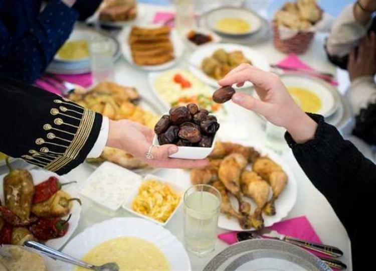 حكم إمساك الحائض عن الطعام والشراب