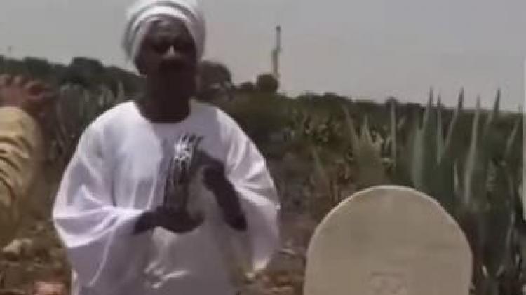 شخص يغني أمام قبر