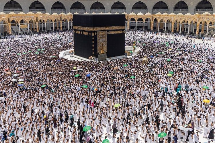 معتمرن في صحن الكعبة
