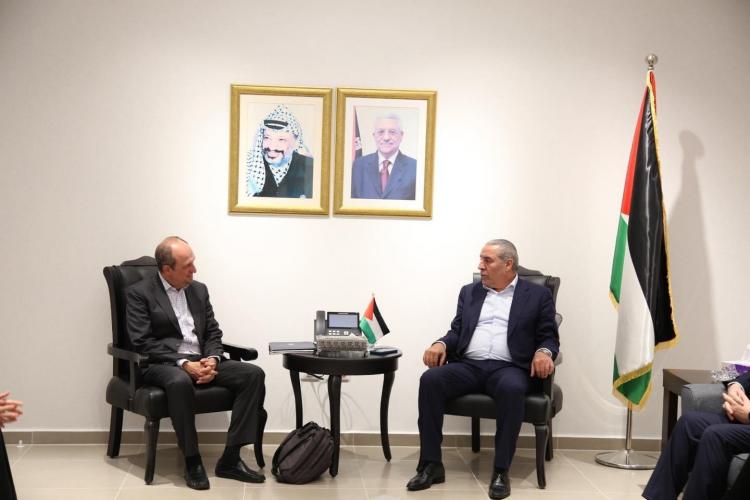 خلال الاجتماع