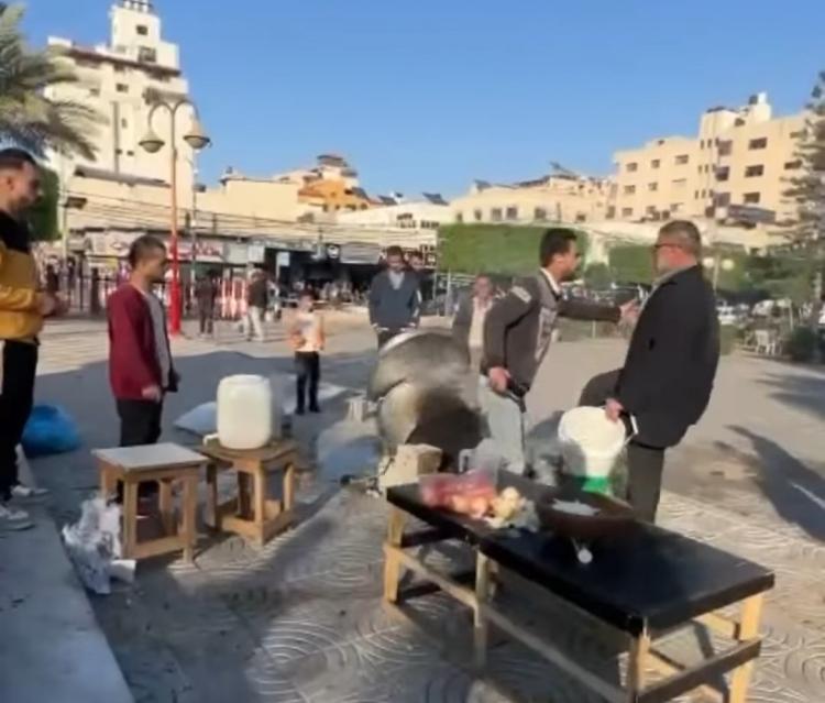سكب قدر من العدس بساحة الجندي المجهول