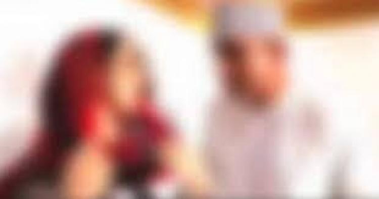 فتاة تتسوق بـ "ملابس فاضحة" تثير جدلًا في عمان