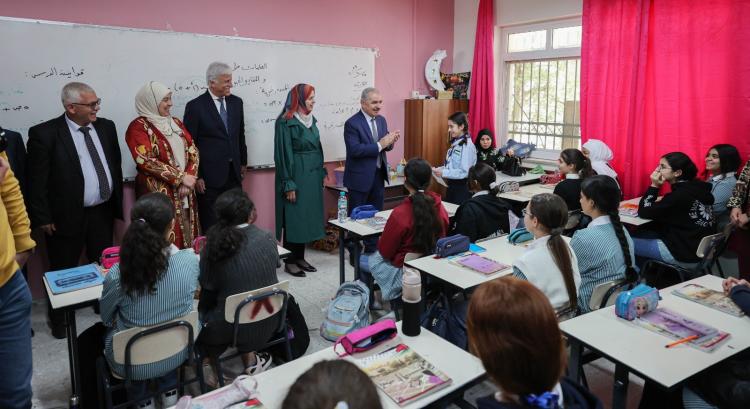 خلال زيارة رئيس الوزراء لاحدى مدارس رام الله