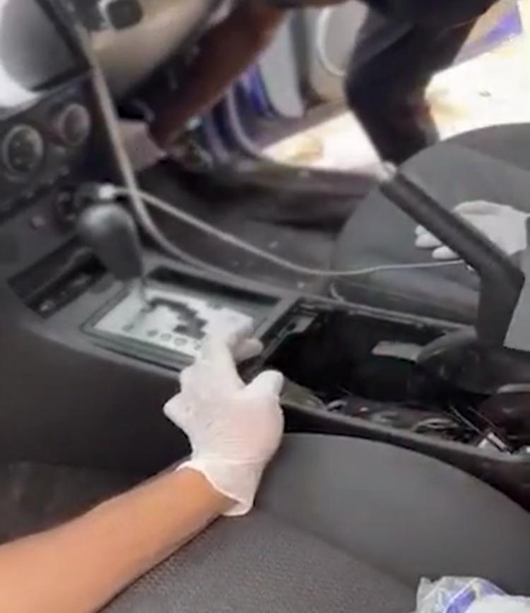 مخدرات داخل سيارة