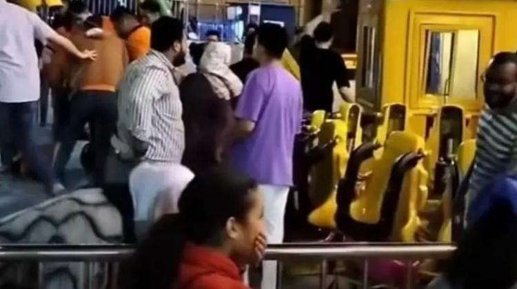 شاهد لحظة سقوط لعبة "الدوارة" في مدينة ملاهي مصرية