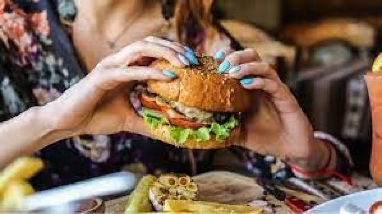 دراسات تحذر من مرض مميت في "ساندويشنا" اليومي