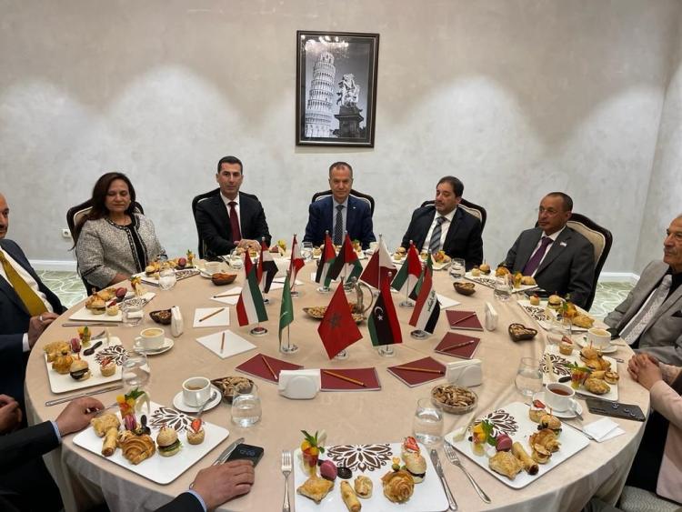خلال الاجتماع