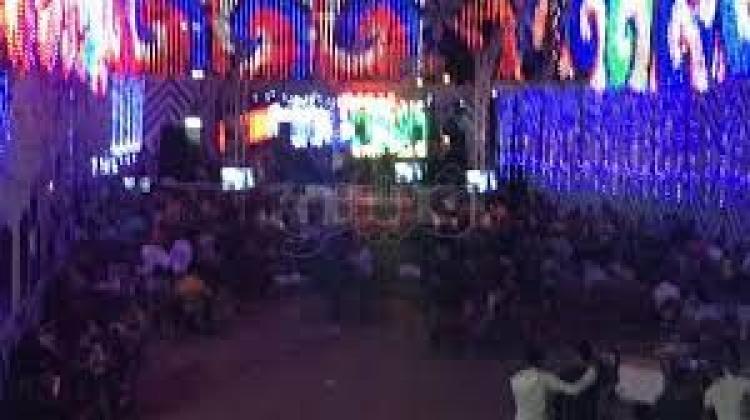 شاهد مقرئ شهير يرقص ويغني بحفل زفاف
