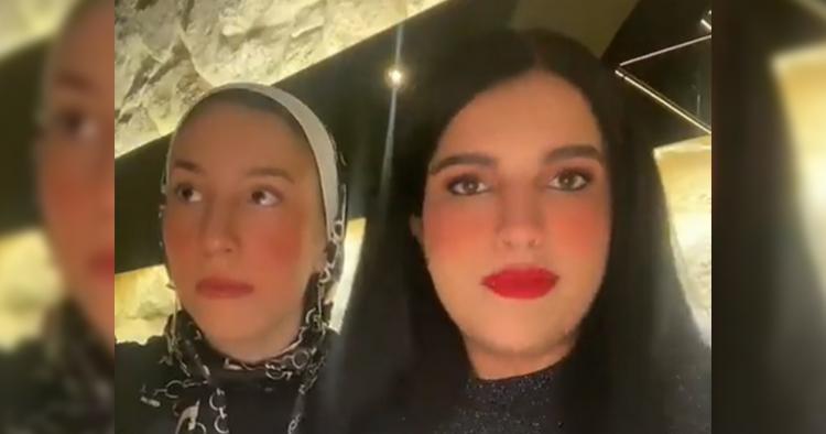 طرد مجموعة فتيات