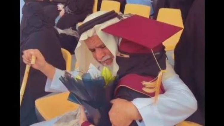 تصرف أب سعودي مع ابنته بعد التخرج يشعل مواقع التواصل
