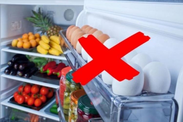 لا تضع البيض في باب الثلاجة أبدًا وإلا؟.. خطأ نرتكبه وخطره مفاجئ