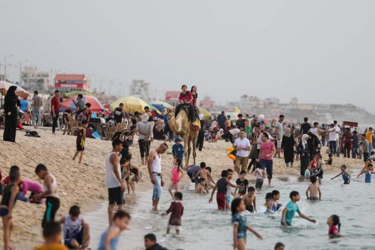 السباحة على شاطئ بحر غزة
