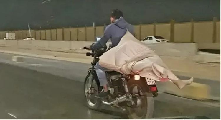 جثة على دراجة نارية بالطريق العام تثير جدل في مصر.. وصاحب الصورة يكشف الحقيقة