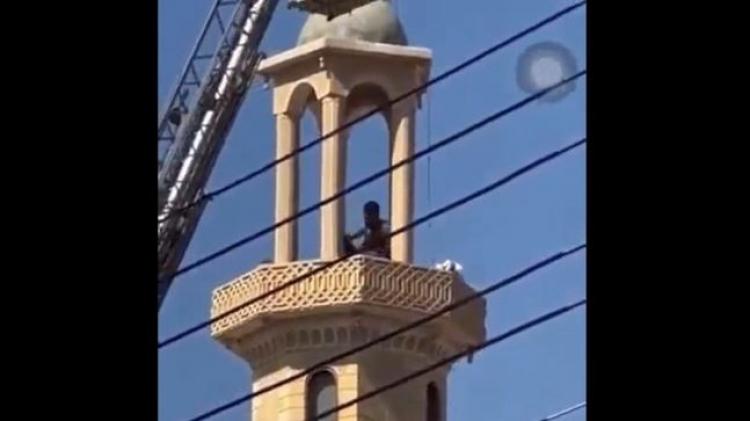 شاب مصري يحاول الانتحار بالقفز من مئذنة