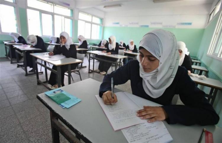 طالبة تؤدي امتحان الثانوية العامة "توجيهي"- ارشيفية