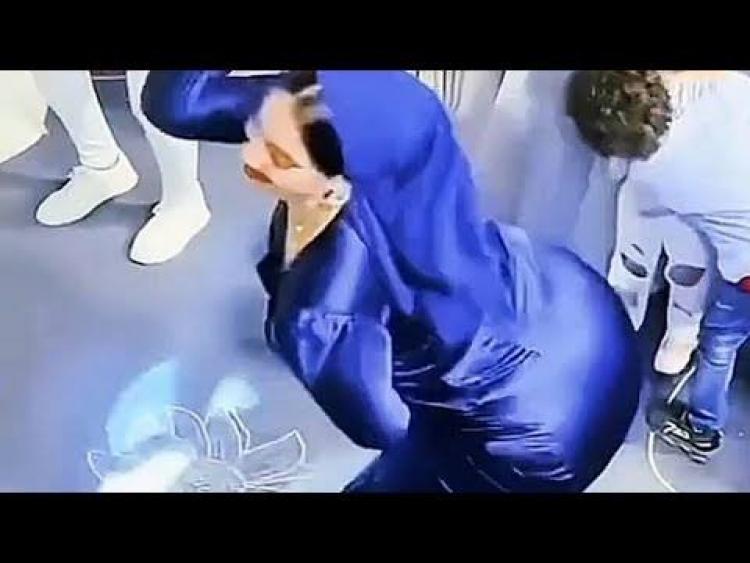 فتاة الفستان الأزرق