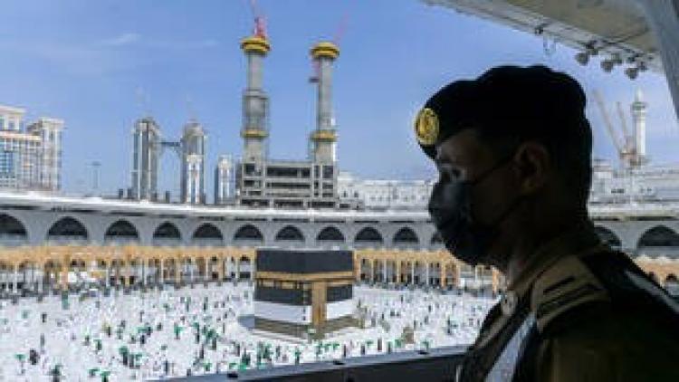 فيديو يخطف القلوب.. رجل أمن سعودي يطوف بسيدة كفيفة حول الكعبة ويثير تفاعلا (شاهد)