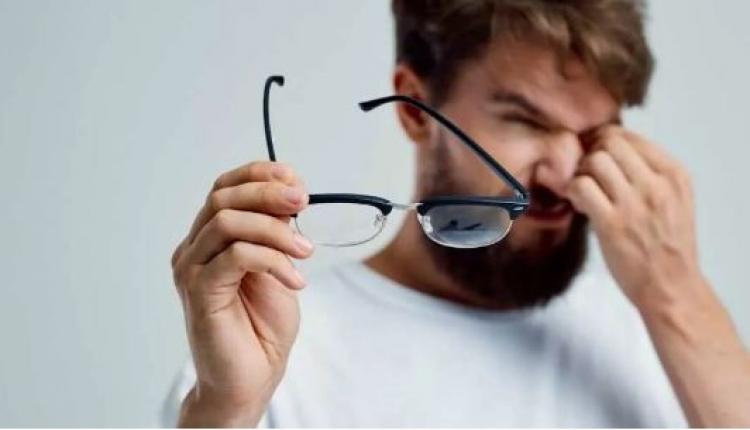 أسباب رعشة العين.. هل تشير إلى مرض خطير؟
