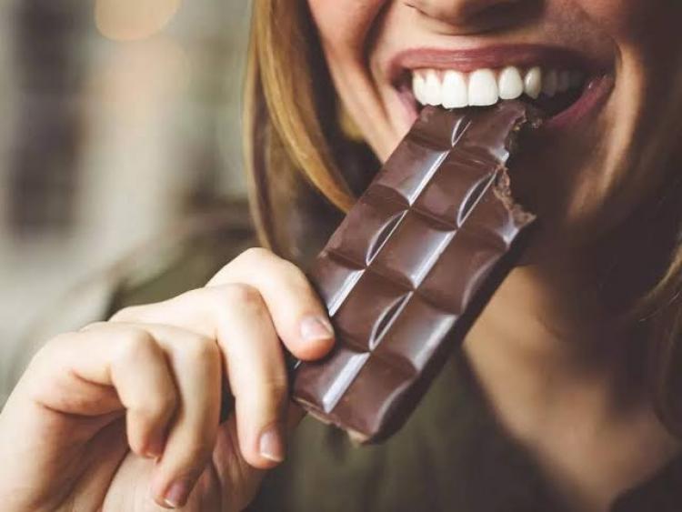 نوع شهير من الشوكولاتة تحمي من السكتة الدماغية.. احرص على تناولها