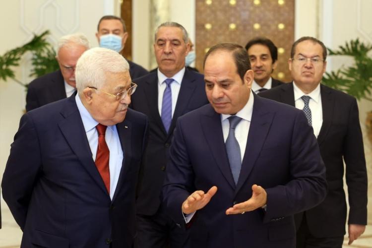الرئيس الفلسطيني محمود عباس ونظيره المصري السيسي