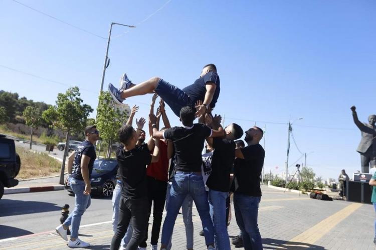 طلبة يحتفلون بنجاحهم