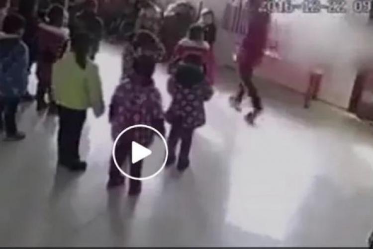 فيديو مروع لتعذيب وضرب أطفال بحضانة