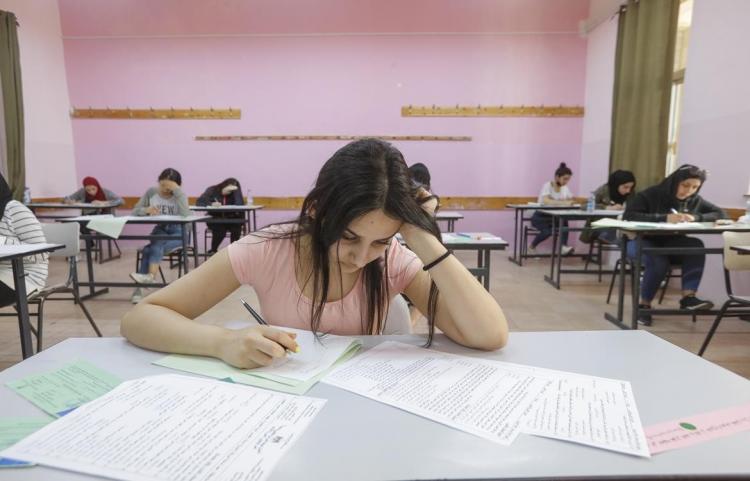 طالبة خلال تقديم امتحان - ارشيفية