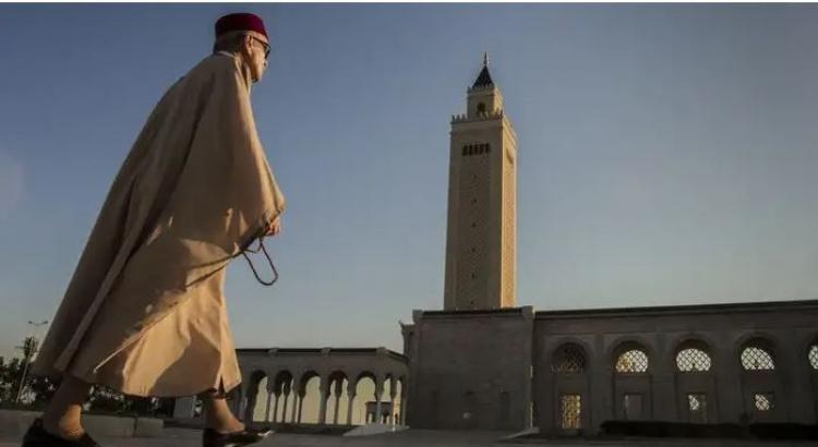 مؤذن يمتنع عن رفع الأذان ويغلق المسجد احتجاجًا.. فما السبب؟