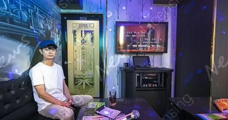 بعد تقاضيه أجراً لعمل "لا شيء".. ها هو الآن يؤلف كتاباً لم يكتبه!