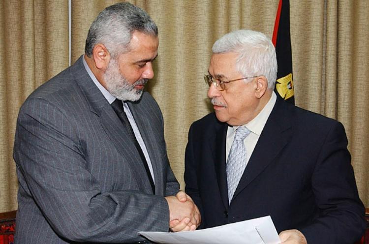 الرئيس الفلسطيني محمود عباس وإسماعيل هنية