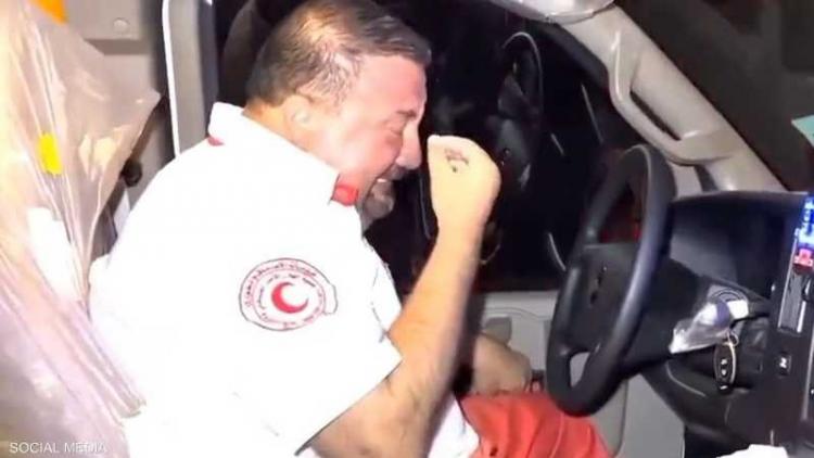 قائد سيارة الإسعاف يبكي