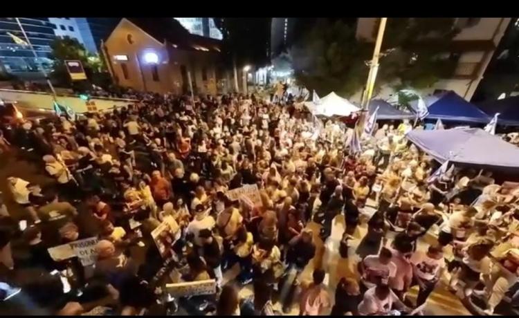 عائلات الأسرى الاسرائيليين يتظاهرون ضد نتنياهو