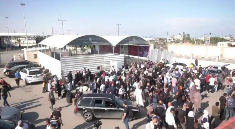 شاحنات المساعدات إلى غزة تنتظر عند معبر رفح
