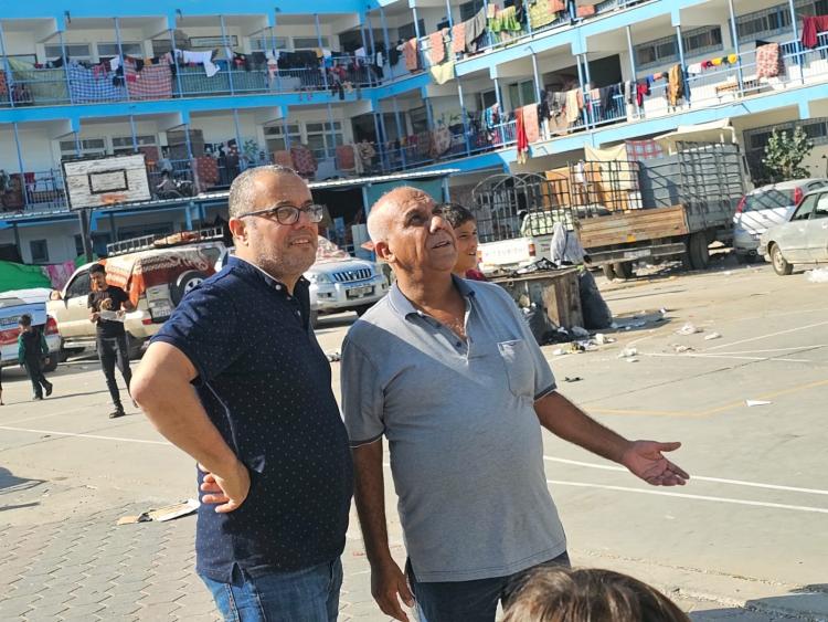 وزير الثقافة عاطف ابو سيف خلال تفقد مراكز الايواء