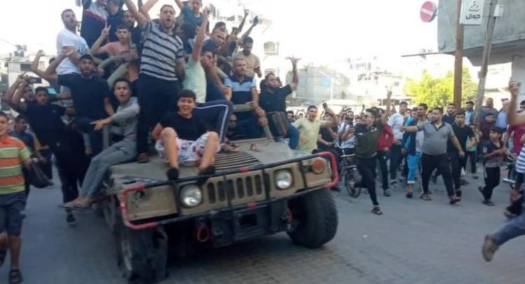 فلسطينيون يعودون بعربة جيش