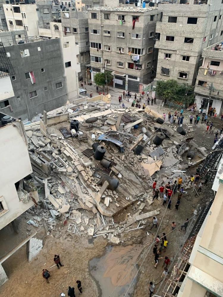من القصف الإسرائيلي على أحد المنازل في حي الشيخ رضوان بغزة