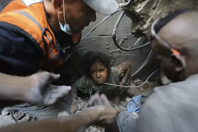 فلسطينيون يحاولون إخراج فتاة من تحت أنقاض مبنى دمرته الغارات الجوية الإسرائيلية في مخيم جباليا للاجئين شمال قطاع غزة، الأربعاء، 1 نوفمبر 2023.Abed Khaled/The AP